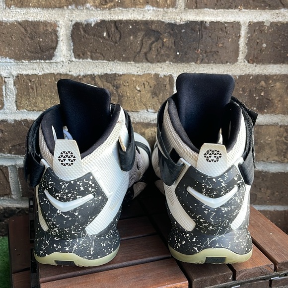 Nike Lebron Soldier Sneakers - Picture 4 of 14